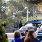 Miembros de la Policía Nacional montan un cordón de seguridad en las proximidades de la Embajada de Ucrania en Madrid