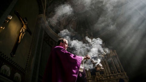 Imagen de archivo de un sacerdote | Getty Images