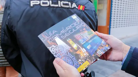 La campaña Comercio Seguro de la Policía Nacional, con la colaboración de la Policía Local, comienza ya en las zonas comerciales de la ciudad La campaña Comercio Seguro de la Policía Nacional, con la colaboración de la Policía Local, comienza ya en las zonas comerciales de la ciudad