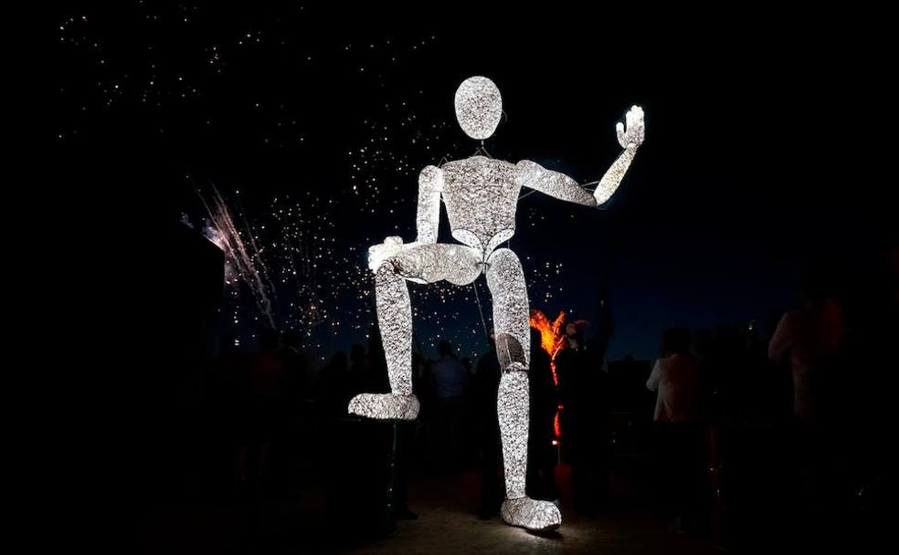 Dundu, un muñeco luminoso gigante inaugura la Navidad en San Sebastián Dundu, un muñeco luminoso gigante inaugura la Navidad en San Sebastián