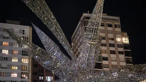 La "estrellona" navideña de Gijón Gijón instala la estrella navideña más grande de España
