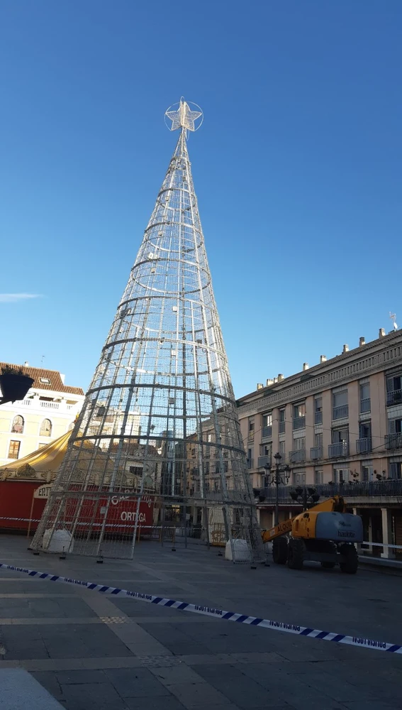 Árbol de Navidad que se ha instalado en la Plaza Mayor