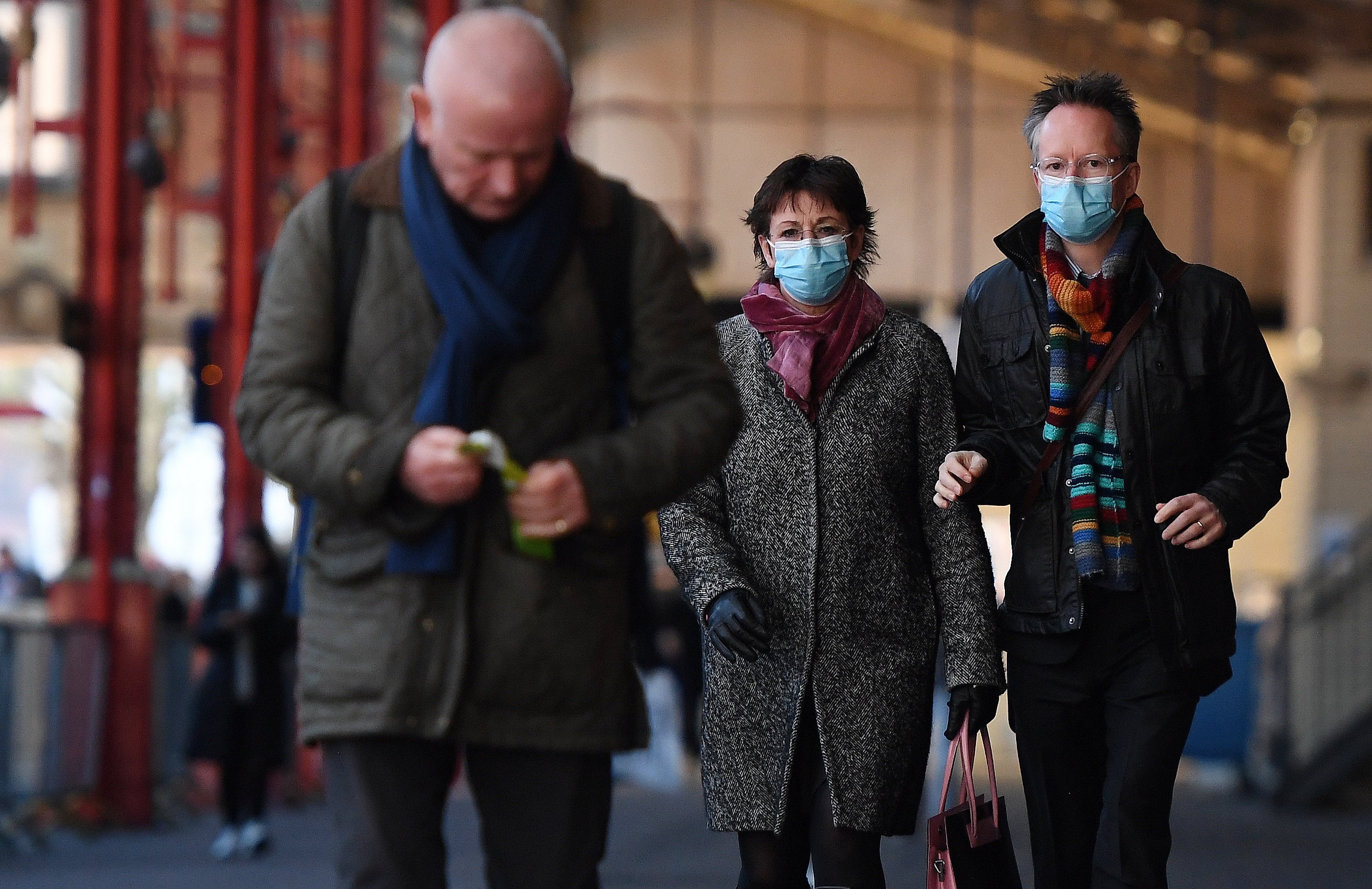 Los expertos piden a la gente seguir usando las mascarillas en determinados lugares y épocas del año: "Por respeto a los demás" Los expertos piden a la gente seguir usando las mascarillas en determinados lugares y épocas del año: "Por respeto a los demás"