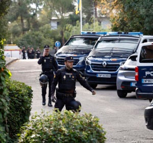 Policía españoles, en la Embajada de Ucrania en Madrid después de la explosión de un artefacto que hirió a un empleado. Policía españoles, en la Embajada de Ucrania en Madrid después de la explosión de un artefacto que hirió a un empleado.