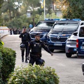 Policía españoles, en la Embajada de Ucrania en Madrid después de la explosión de un artefacto que hirió a un empleado. 
