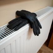 La razón por la que no debes secar la ropa sobre el radiador