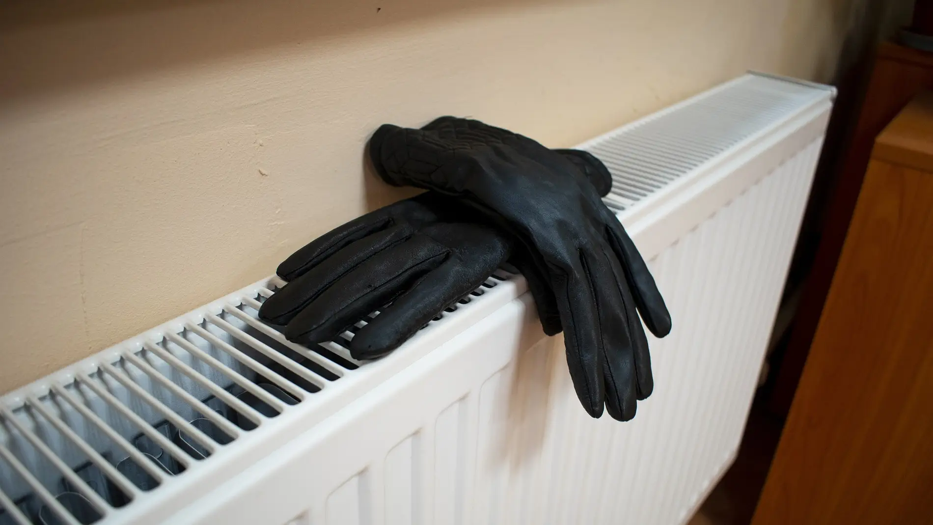 La razón por la que nunca debes secar la ropa sobre el radiador | Onda Cero  Radio