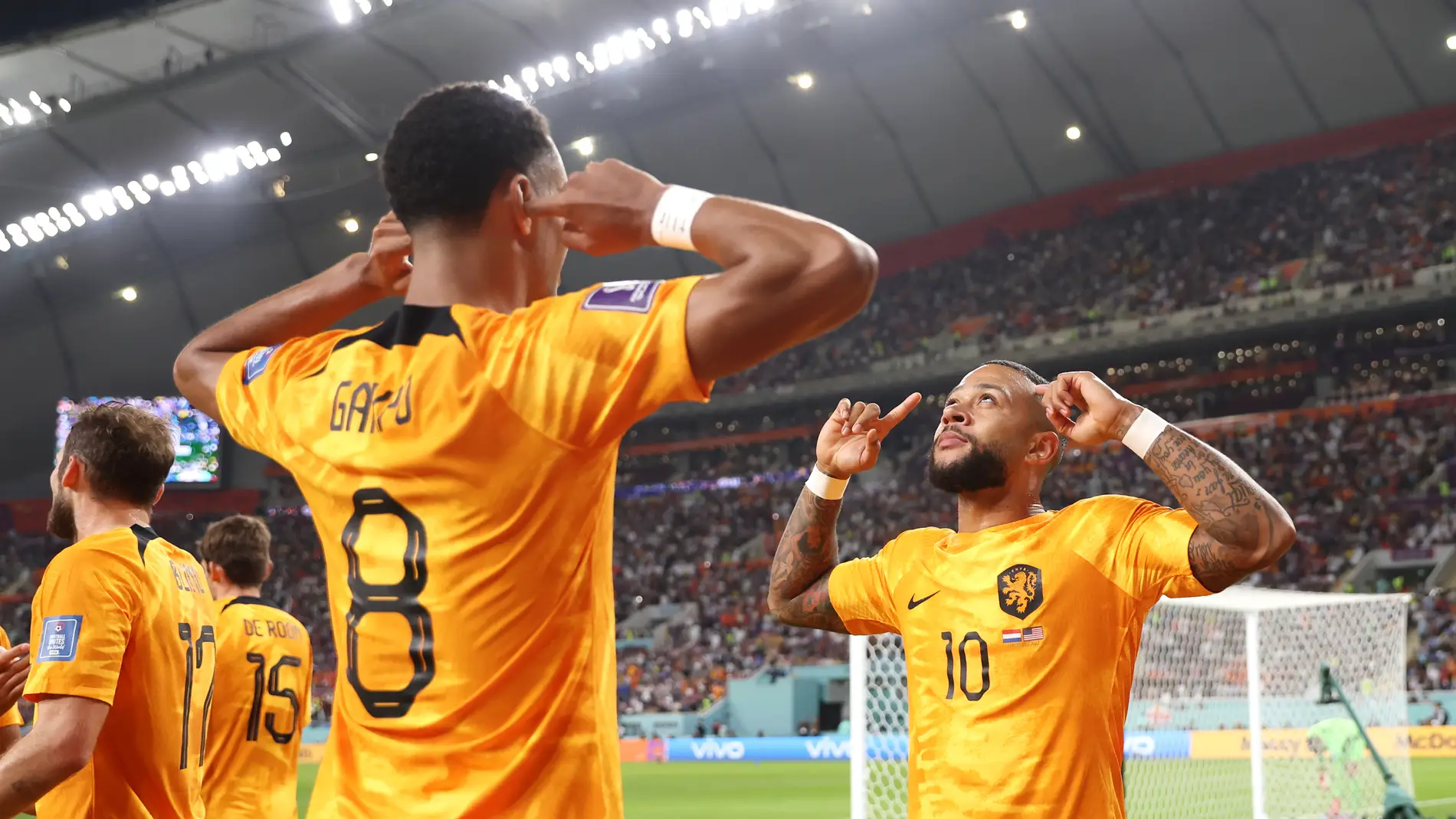 Gakpo y Memphis celebran un gol a Estados Unidos