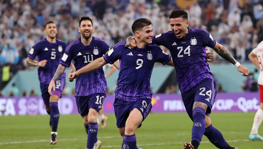 Julián Álvarez y Enzo Fernández celebran un gol en el Mundial de Qatar