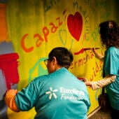 Personas con discapacidad pintan un mural colectivo en Barcelona