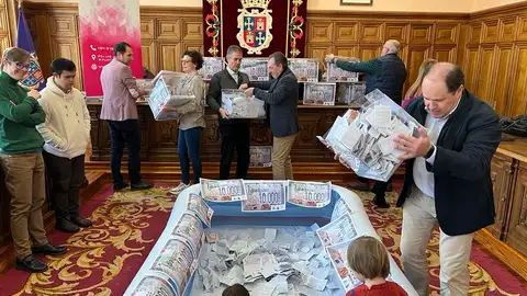 El Ayuntamiento de Palencia acoge la celebración del sorteo "Un día entre 10.000 euros" .
