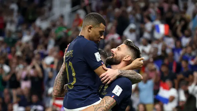 Mbappé y Giroud celebran uno de los goles de Francia ante Polonia Mbappé y Giroud celebran uno de los goles de Francia ante Polonia