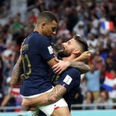 Mbappé y Giroud celebran uno de los goles de Francia ante Polonia