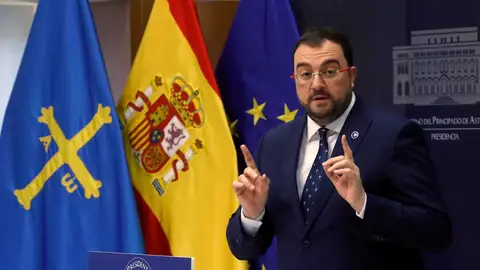 Adrián Barbón durante la presentación de las nuevas cuentas Adrián Barbón durante la presentación de las nuevas cuentas