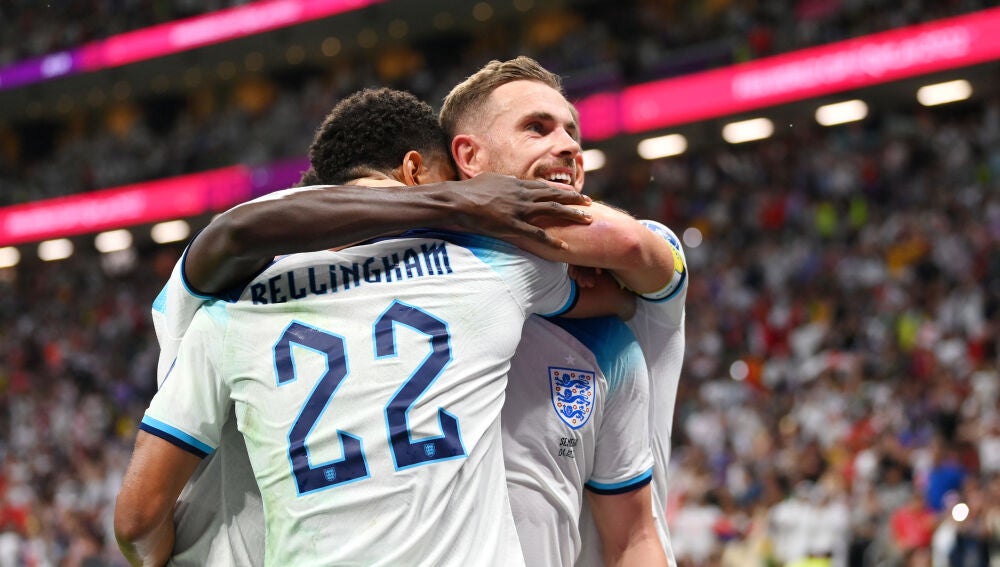 Los jugadores de Inglaterra celebran el primer gol a Senegal