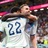 Los jugadores de Inglaterra celebran el primer gol a Senegal