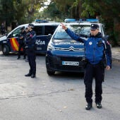 Agentes de la Policía Nacional española en la entrada de la Embajada de Ucrania en Madrid
