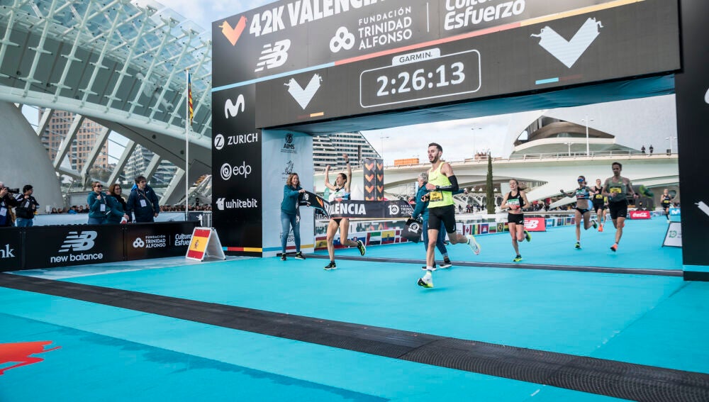 Marta Galimany bate el récord de España (2:26:14) en el Maratón Valencia