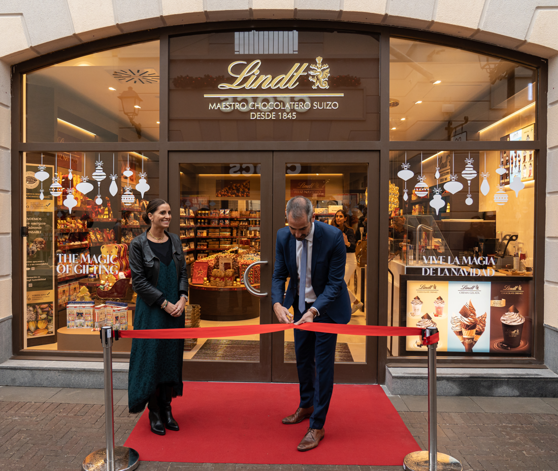 Lindt & Sprüngli endulza las fiestas con la inauguración de su primera tienda en Málaga Lindt & Sprüngli endulza las fiestas con la inauguración de su primera tienda en Málaga