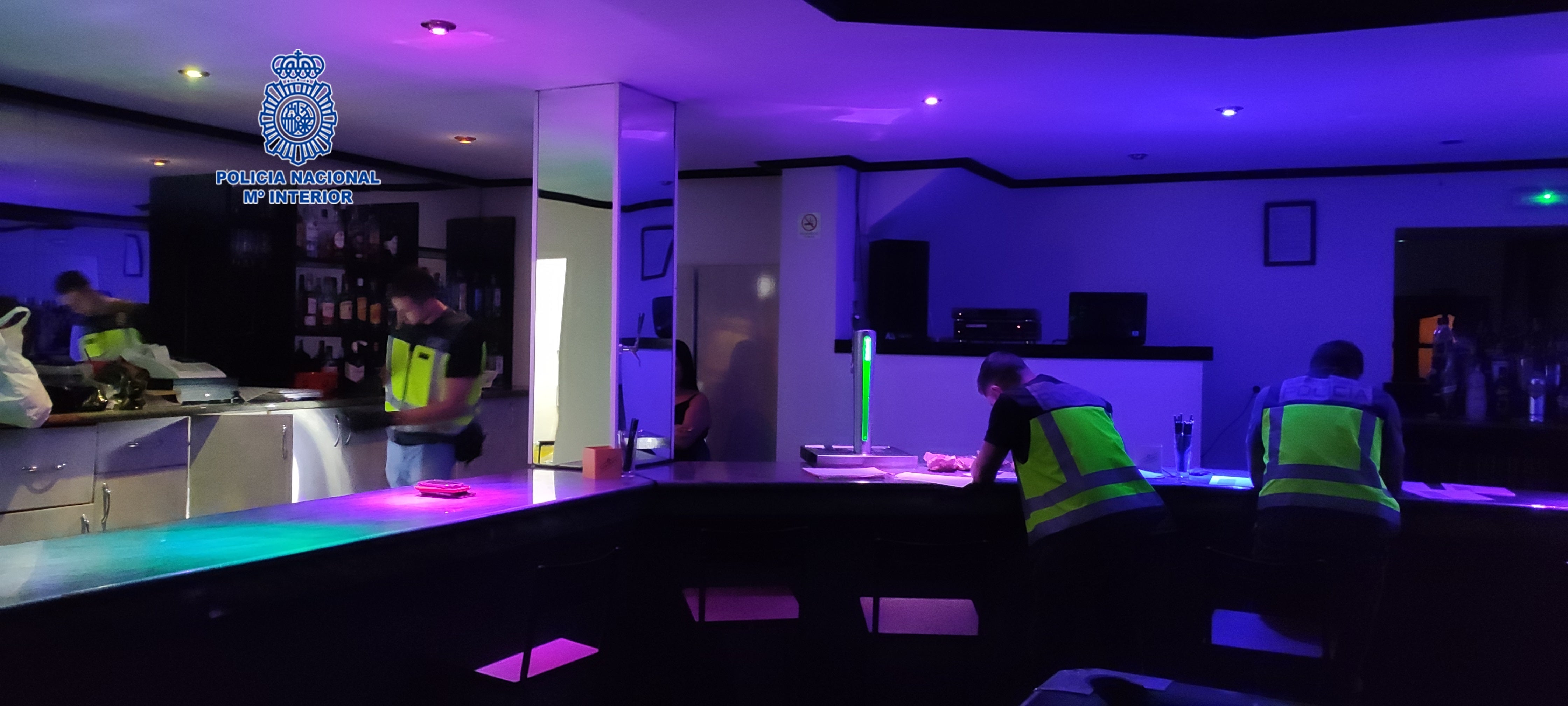 La Policía Nacional inspecciona una cafetería por tráfico de drogas y explotación sexual La Policía Nacional inspecciona una cafetería por tráfico de drogas y explotación sexual