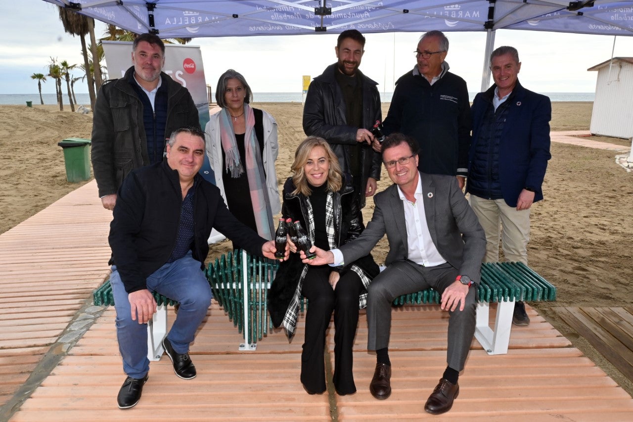 LA PLAYA DEL CABLE EN MARBELLA, ACOGE BANCO DE MARES CIRCULARES DE COCA-COLA FABRICADO CON BASURA MARINA LA PLAYA DEL CABLE EN MARBELLA, ACOGE BANCO DE MARES CIRCULARES DE COCA-COLA FABRICADO CON BASURA MARINA