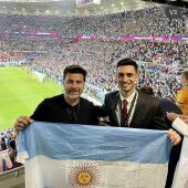 Mauricio Pochettino y Javier Pastore, en la grada durante el partido entre Argentina y Australia en el Mundial de Qatar 2022