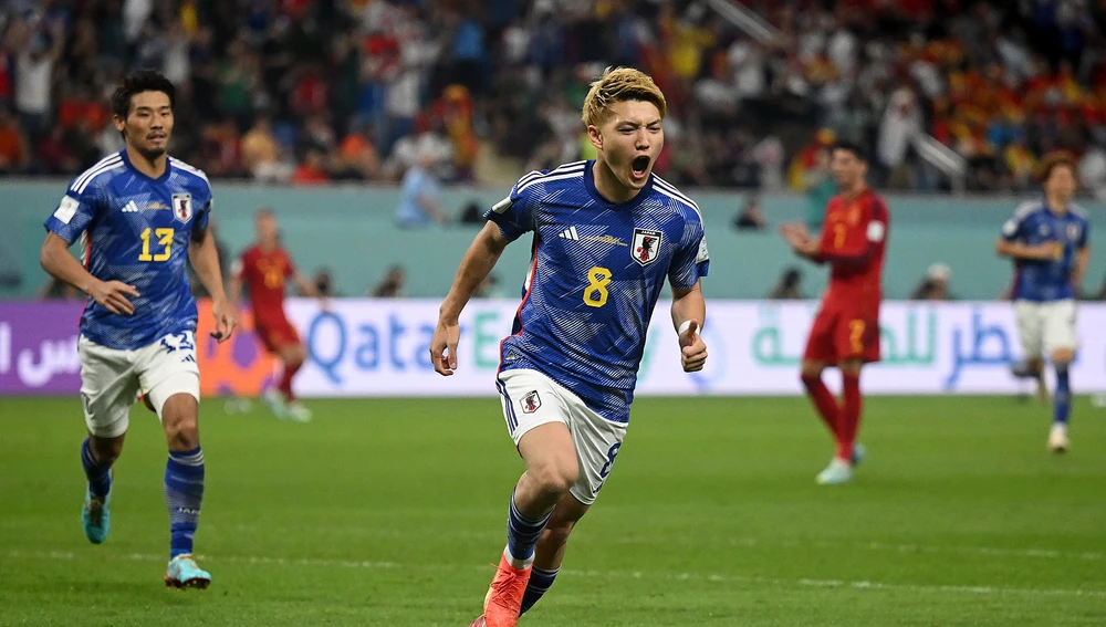 Ritsu Doan celebra su gol en el Japón - España