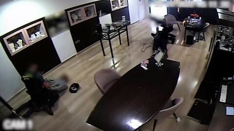 Un agentes de la Guardia Civil detiene a uno de los atracadores de la joyer&iacute;a de Novelda.