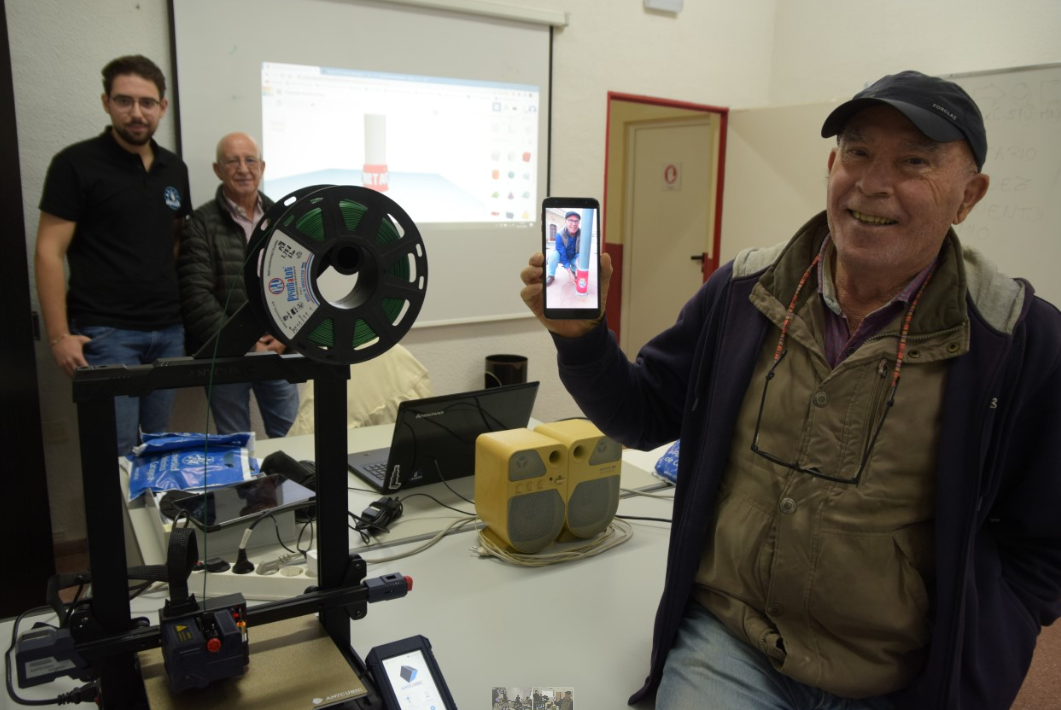 La UPCT diseña e imprime en 3D un protector de orines para farolas La UPCT diseña e imprime en 3D un protector de orines para farolas