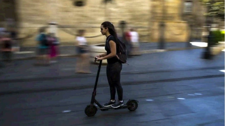 Circular por la acera o con auriculares, las multas más frecuentes a patinetes y bicicletas en Valéncia Circular por la acera o con auriculares, las multas más frecuentes a patinetes y bicicletas en Valéncia