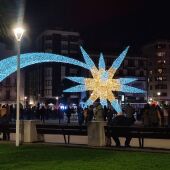 En Gijón luce este año una estrella de 20 metros de largo y 10 de alto