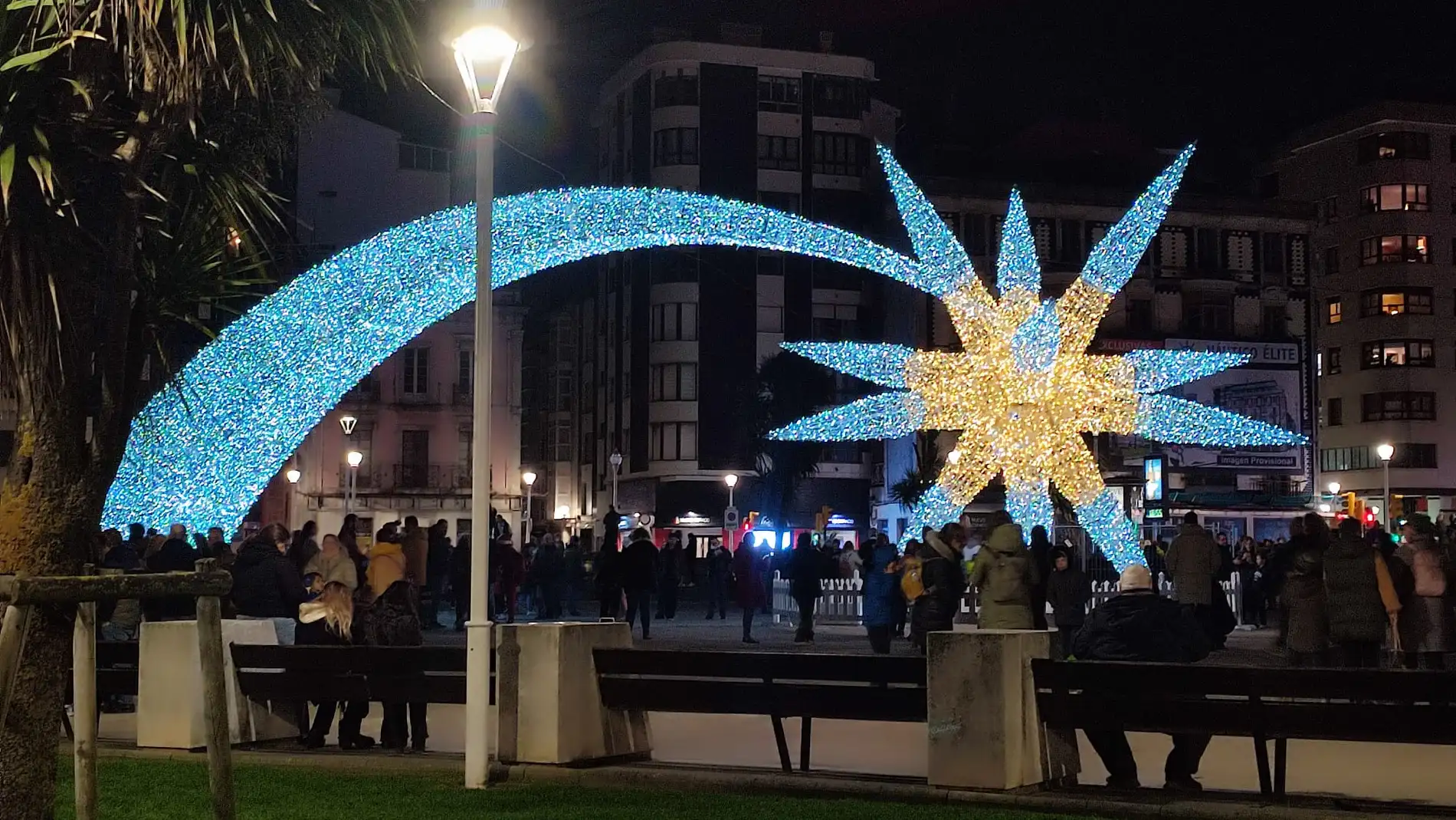 En Gijón luce este año una estrella de 20 metros de largo y 10 de alto