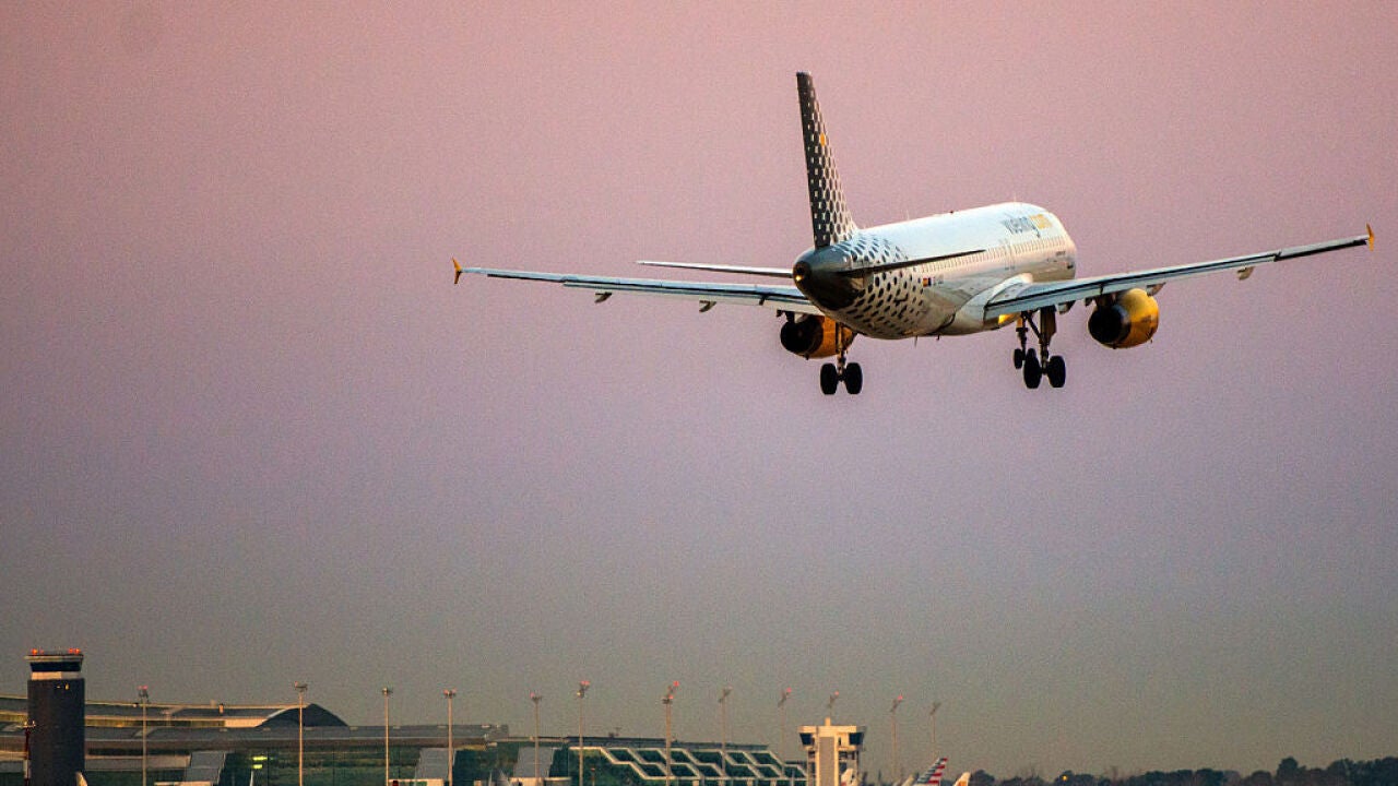 Alerta En El Aeropuerto Del Prat Por Un Paquete Con Material ...