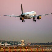 Imagen de archivo de un avión aterrizando en el aeropuerto del Prat