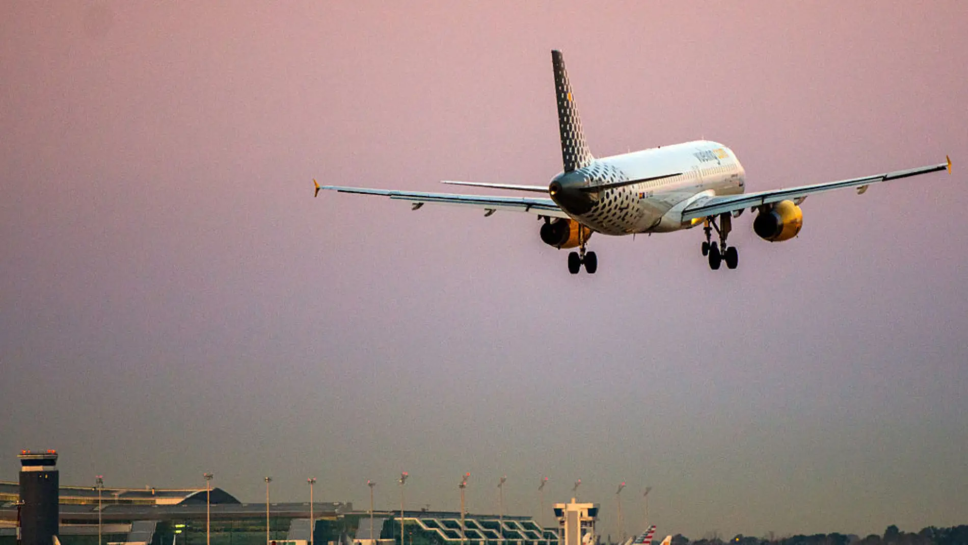 Imagen de archivo de un avión aterrizando en el aeropuerto del Prat/ David Ramos/Getty Images