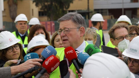 El president de la Generalitat Valenciana, Ximo Puig, respondiendo a preguntas de los medios. 