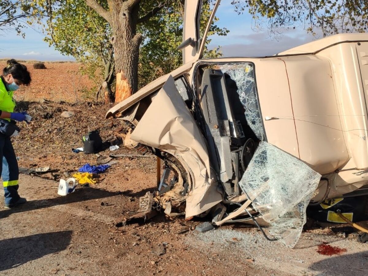 Cuatro heridos, dos de ellos graves, tras la salida de vía de su turismo y  choque contra un árbol en La Solana | Onda Cero Radio