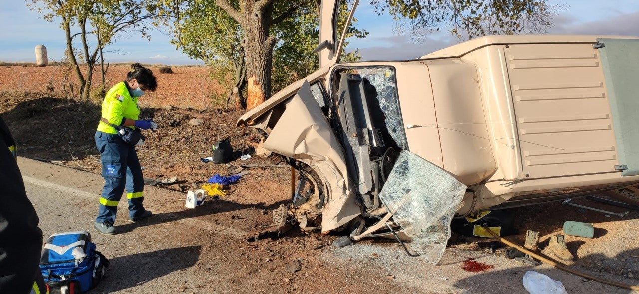 Cuatro heridos, dos de ellos graves, tras la salida de vía de su turismo y choque contra un árbol en La Solana Cuatro heridos, dos de ellos graves, tras la salida de vía de su turismo y choque contra un árbol en La Solana