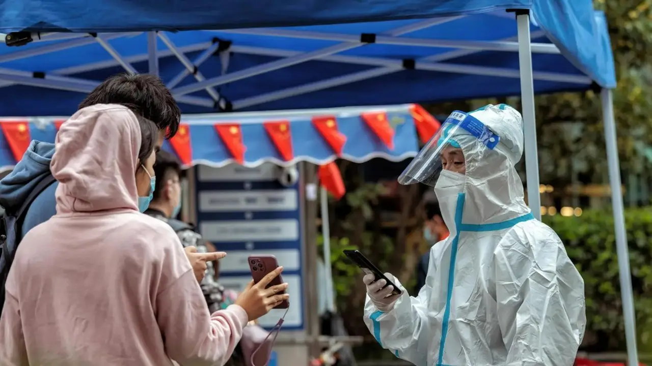 La gente hace cola para hacerse una prueba PCR de Coronavirus en China La gente hace cola para hacerse una prueba PCR de Coronavirus en China