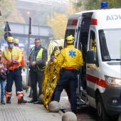 Personal sanitario y de seguridad realizan su trabajo este miércoles en la estación de Montcada i Reixac (Barcelona)