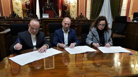 O Concello destina 10 M€ aos bonos para incentivar o consumo no comercio Firma del convenio