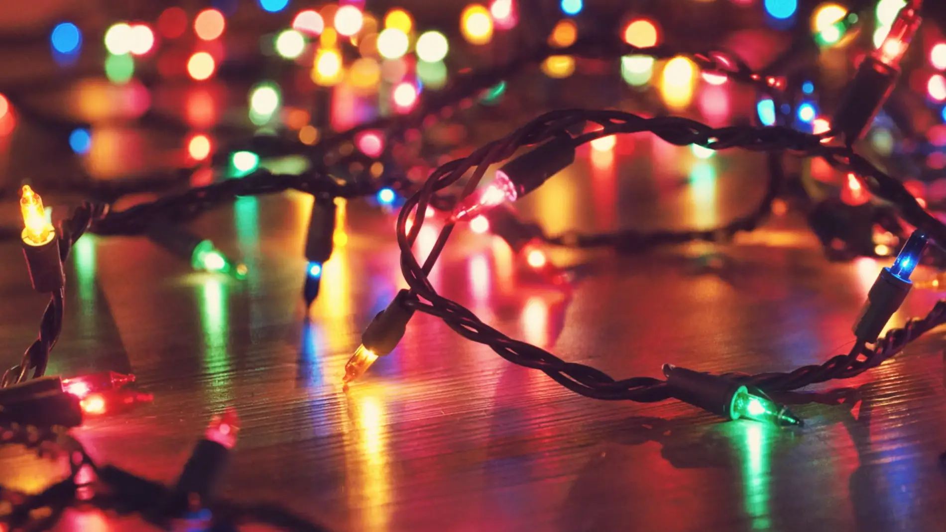 Trece trucos de expertos con los que ahorrarás dinero en tu tarifa eléctrica estas navidades
