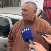 El hermano del abuelo y tío-abuelo del niño, Juan Blanco, atiende a los medios de comunicación a las puertas de las vivienda familiar. EFE/Fermín Cabanillas