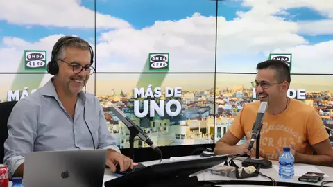 Alberto Aparici con Carlos Alsina en 'Más de uno' Alberto Aparici con Carlos Alsina en 'Más de uno' | Foto: Lucía Noguerales
