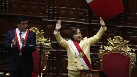 Dina Boluarte saluda tras ser juramentada como nueva presidenta del Perú Dina Boluarte saluda tras ser juramentada como nueva presidenta del Perú