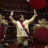  Dina Boluarte saluda tras ser juramentada como nueva presidenta del Perú