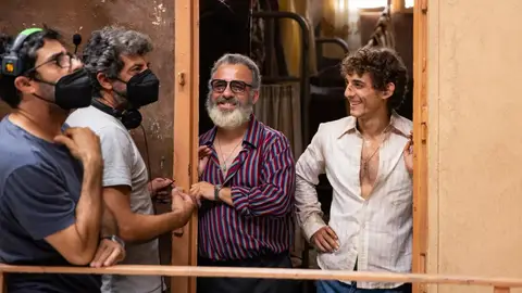 El director Alberto Rodríguez charla con los actores Javier Gutiérrez y Miguel Herrán durante el rodaje de 'Modelo 77' El director Alberto Rodríguez charla con los actores Javier Gutiérrez y Miguel Herrán durante el rodaje de 'Modelo 77'