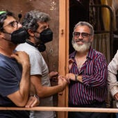 El director Alberto Rodríguez charla con los actores Javier Gutiérrez y Miguel Herrán durante el rodaje de 'Modelo 77'