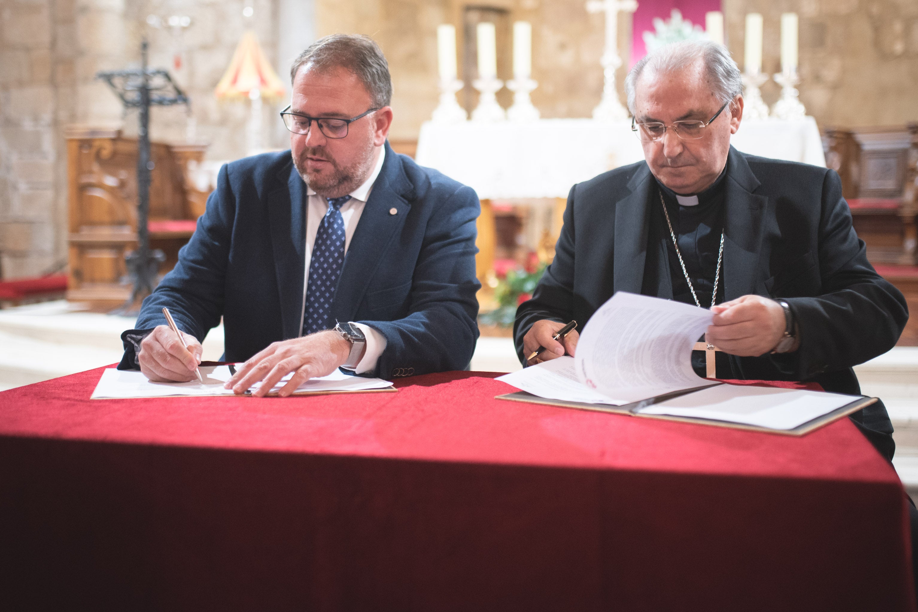 Firmado el acuerdo de permuta de los terrenos del atrio de Santa Eulalia que dará paso a la construcción de una plaza Firmado el acuerdo de permuta de los terrenos del atrio de Santa Eulalia que dará paso a la construcción de una plaza