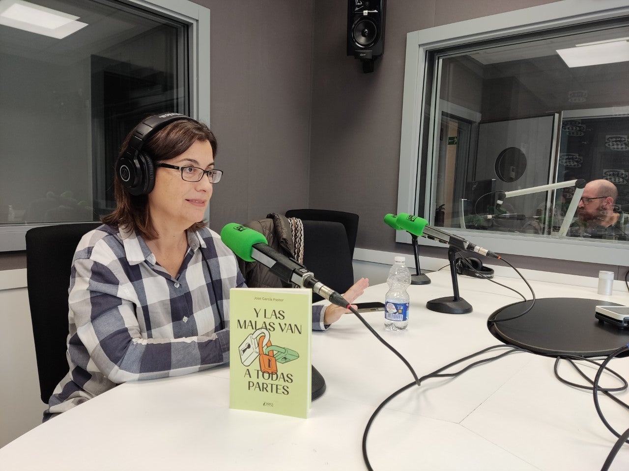 "Y las malas van a todas partes", una sugerente e inquietante novela que ahonda en los secretos que todos guardamos incluso a nuestros mejores amigos. "Y las malas van a todas partes", una sugerente e inquietante novela que ahonda en los secretos que todos guardamos incluso a nuestros mejores amigos.
